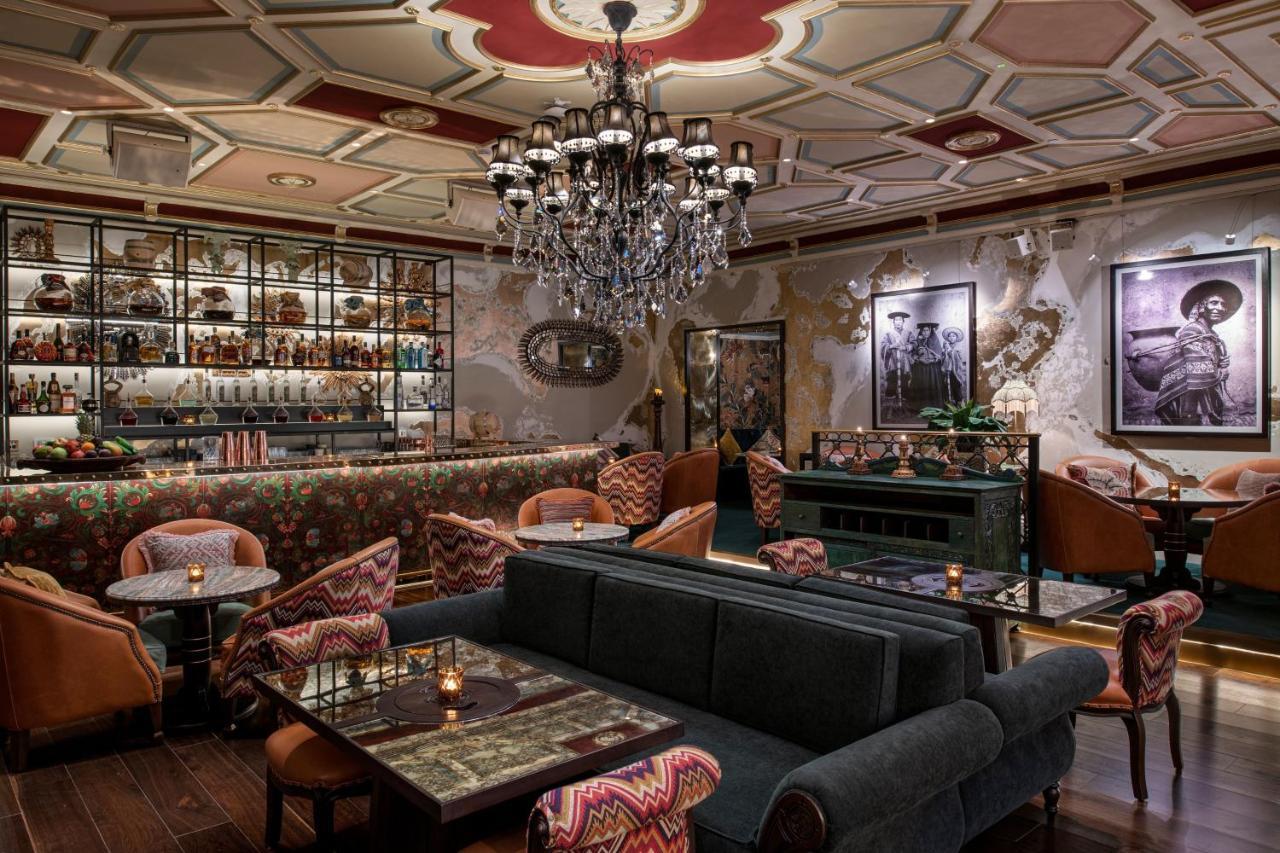Hotel W Ad Dawhah Esterno foto The interior of the bar