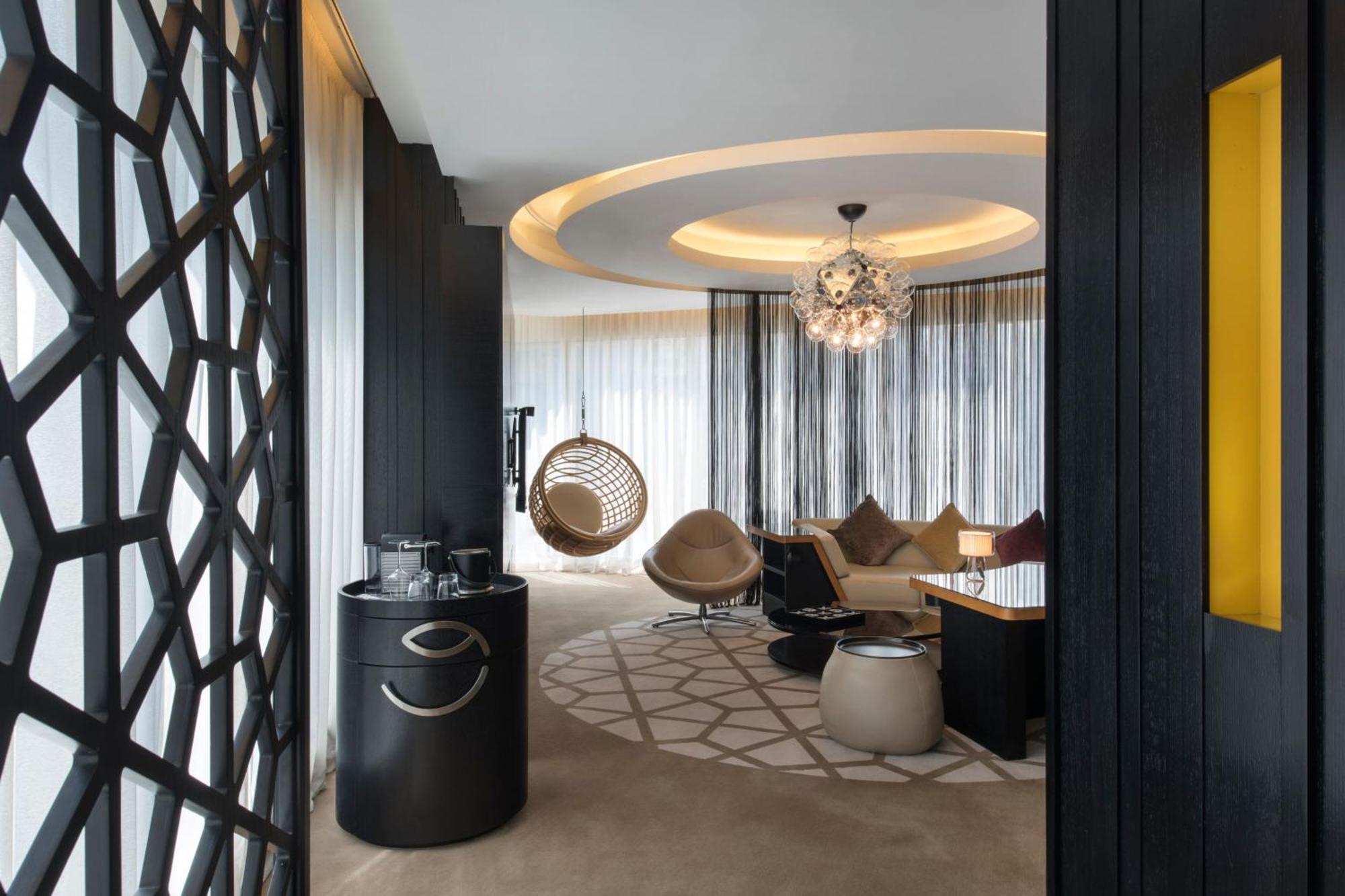 Hotel W Ad Dawhah Esterno foto The living room of a suite at the Mandarin Oriental, Munich