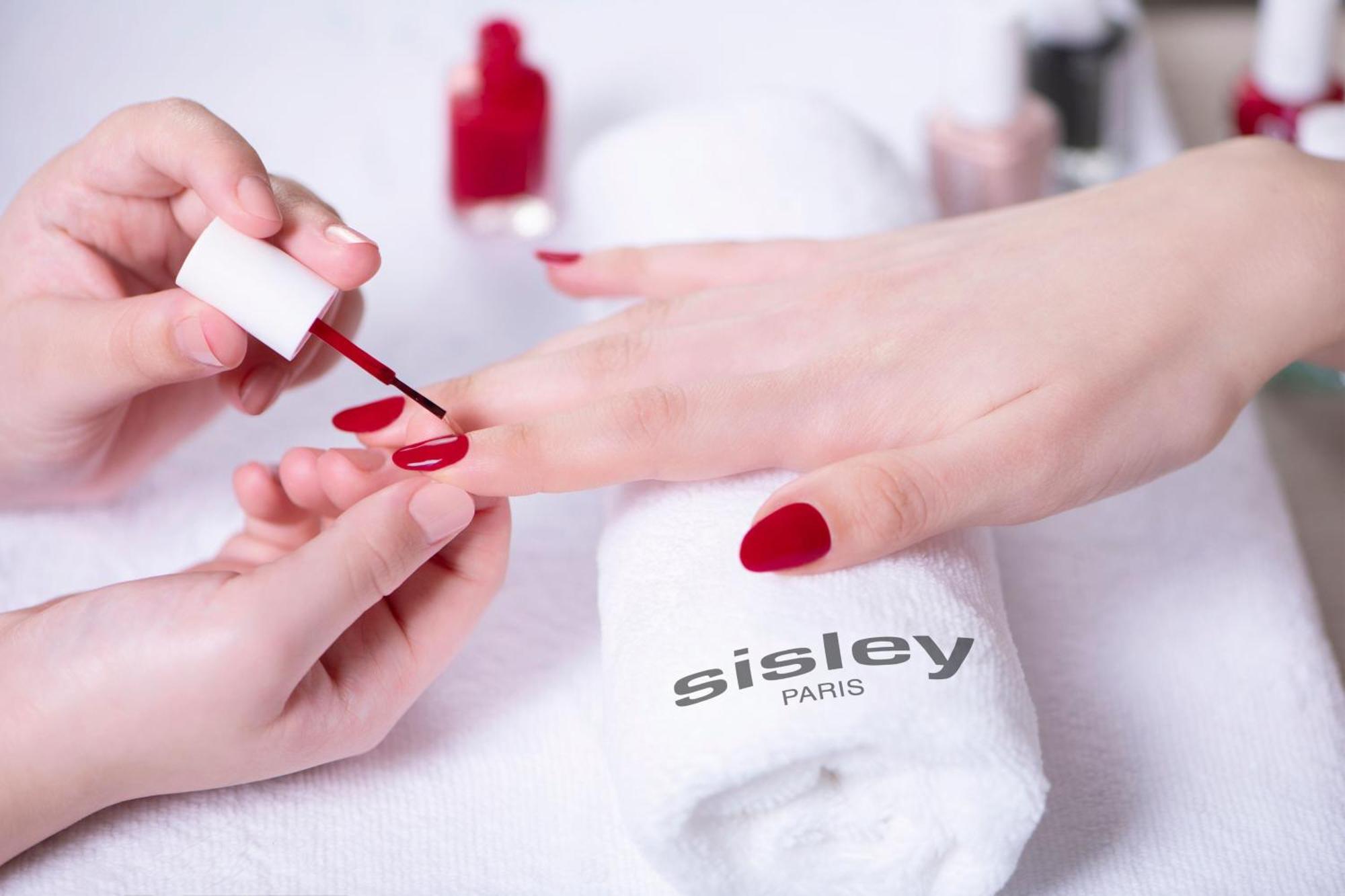 Hotel W Ad Dawhah Esterno foto Nail polish being applied