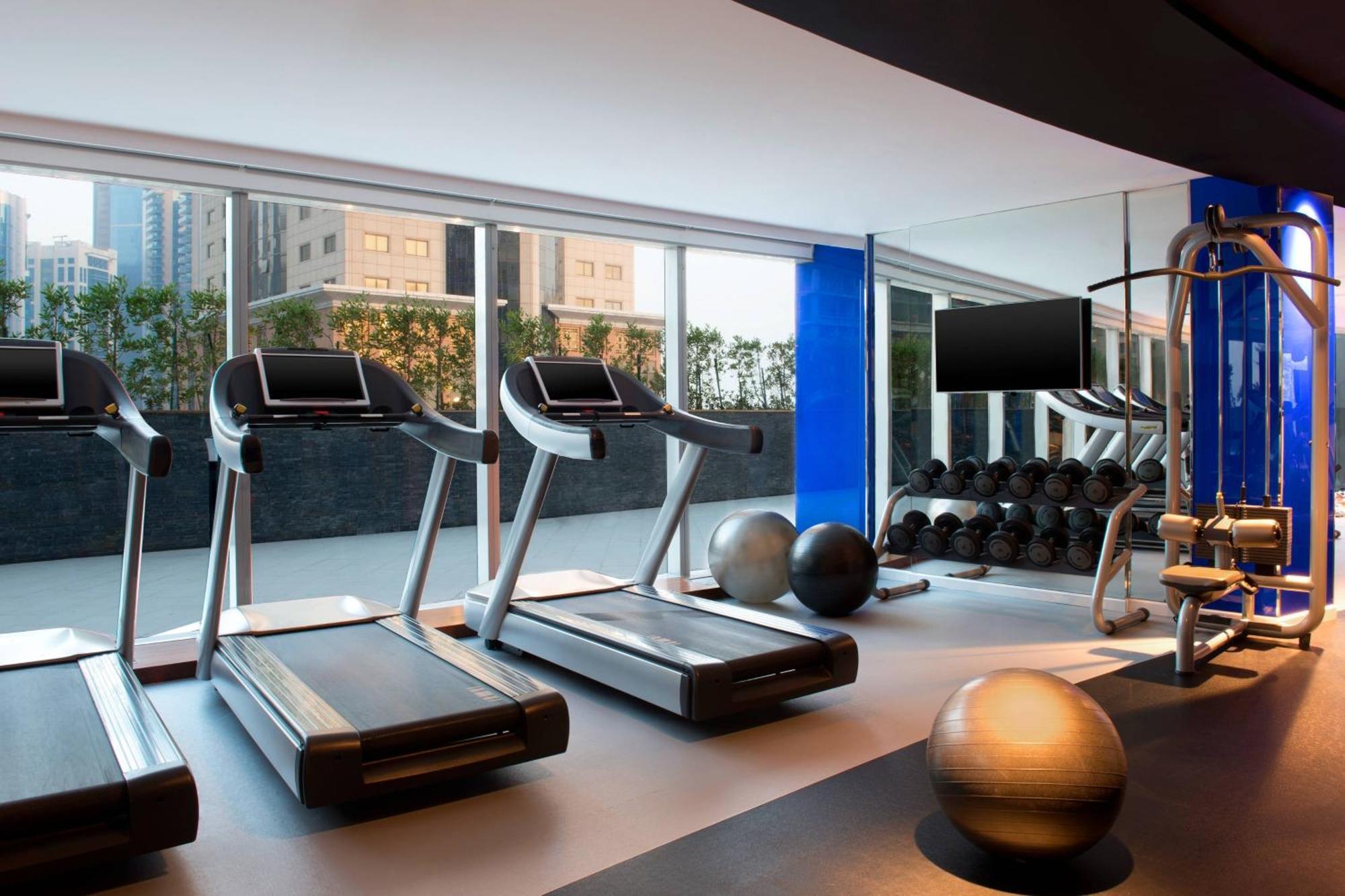 Hotel W Ad Dawhah Esterno foto The gym at the hotel