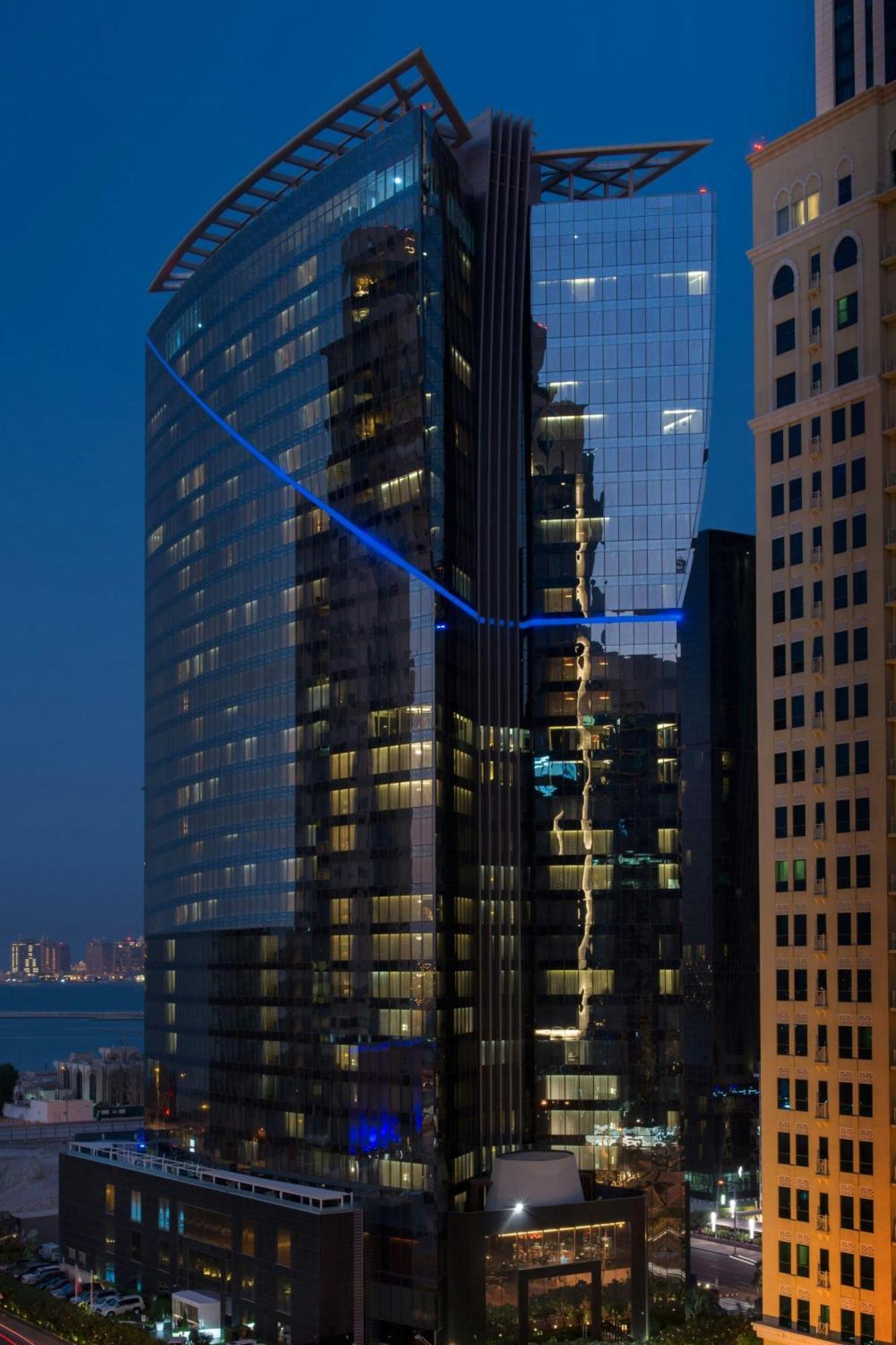 Hotel W Ad Dawhah Esterno foto The building at night
