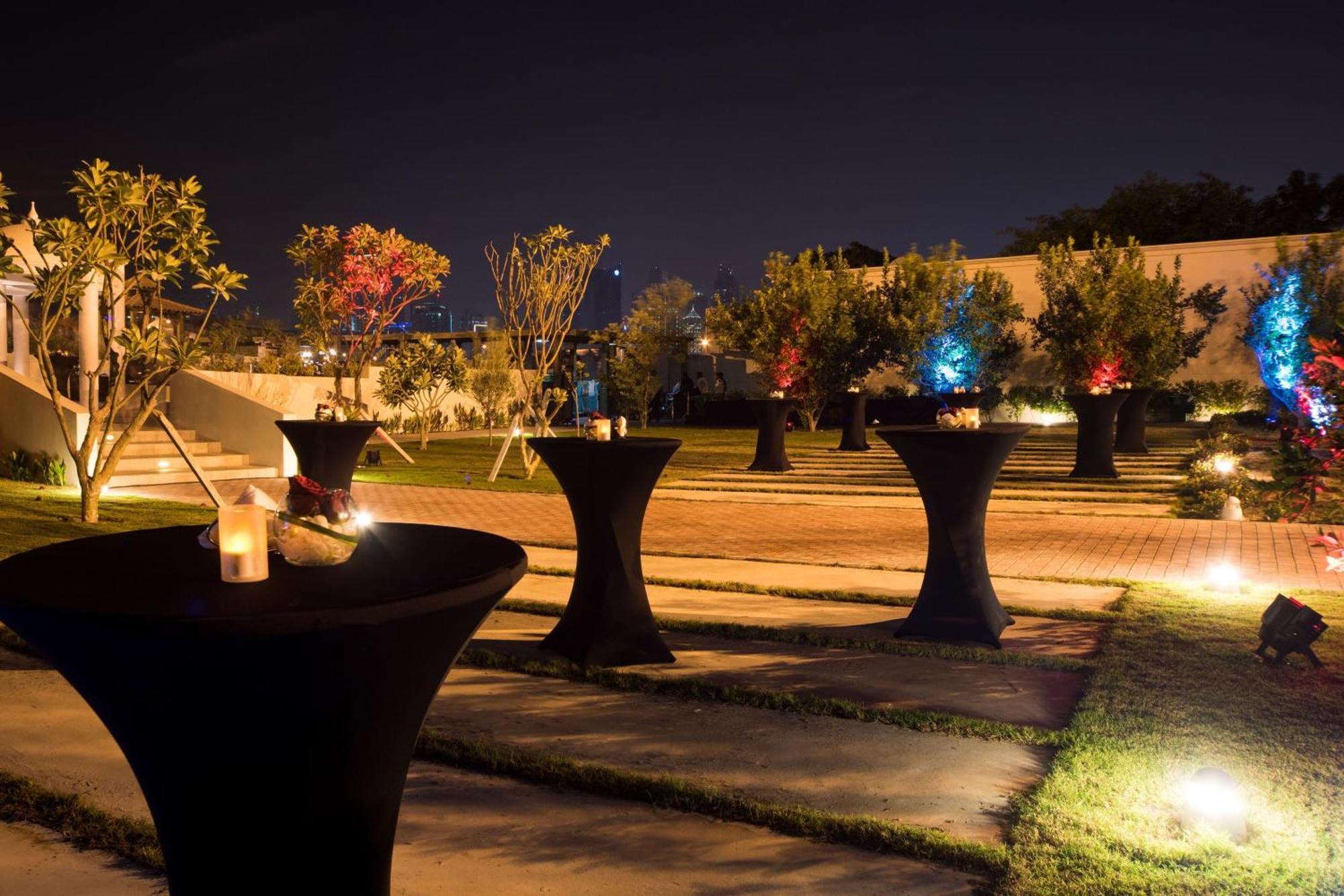 Hotel W Ad Dawhah Esterno foto The garden at night